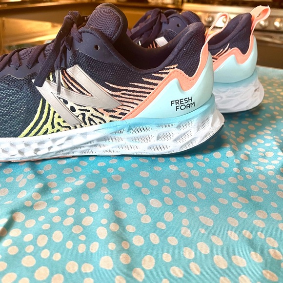 New Balance women’s fresh foam X running shoes. Size 12. Great Condition. Navy - Picture 4 of 7